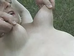 Bruna dai capelli corti video hard amatoriali italiani si masturba sul tavolo