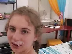 Ariel succhia una video porno amatoriali gratis bottiglia, ingoia come un cazzo.