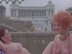 Sul pendio di una montagna innevata, i turisti video porno amatoriali gratis italiani hanno stampato tutte le strette fessure vicino al loro compagno di trekking