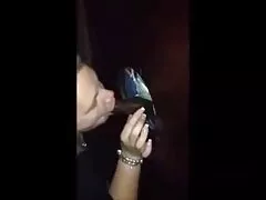 Una giovane casalinga in attesa di video massaggi porno amatoriali suo marito si masturba con un vibratore nel cortile