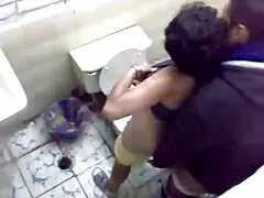Le ragazze film hard amatoriali italiani sexy si bagnano con l'olio.