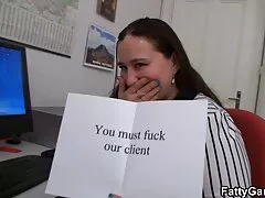 Procace bionda video porno amatoriali gratis allevia lo stress dopo aver lavorato con un calvo boss