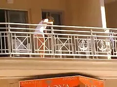 Snella Anya giace nuda video porno gratis amatoriali italiani sul divano.