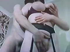 Le filmati pornografici amatoriali amiche fanno sesso in palestra.